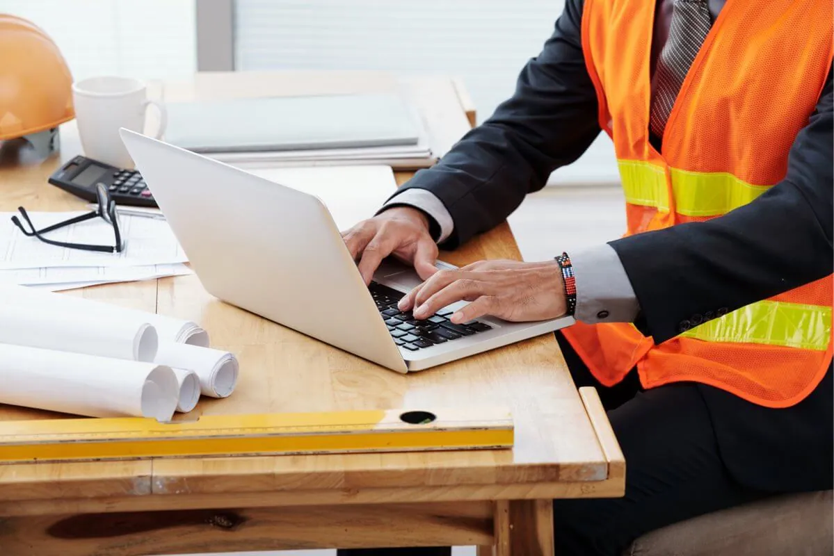 Ticket clearing and field planning at a laptop